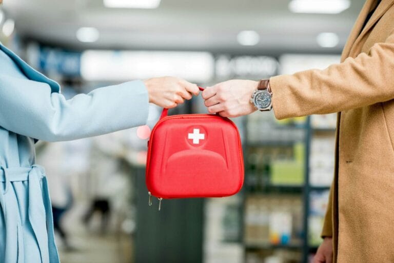 Entrega de maletín de primeros auxilios homologado para empresas por parte del equipo de Suma una Vida