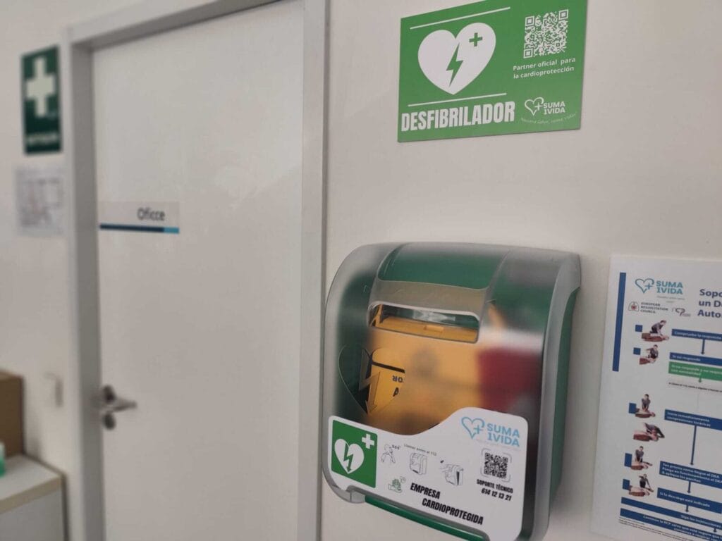 Desfibrilador DEA en empresa cardioprotegida instalado por Suma una Vida junto a oficina corporativa