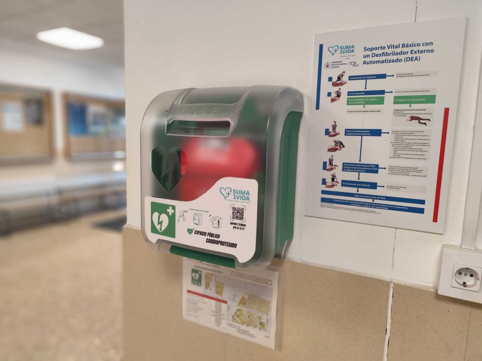 Desfibrilador instalado en espacio cardioprotegido | Suma una Vida Desfibrilador DEA instalado y señalizado en un espacio cardioprotegido