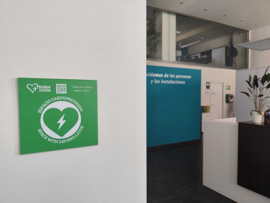 Señal oficial de espacio cardioprotegido con desfibrilador instalada por Suma una Vida en recepción corporativa