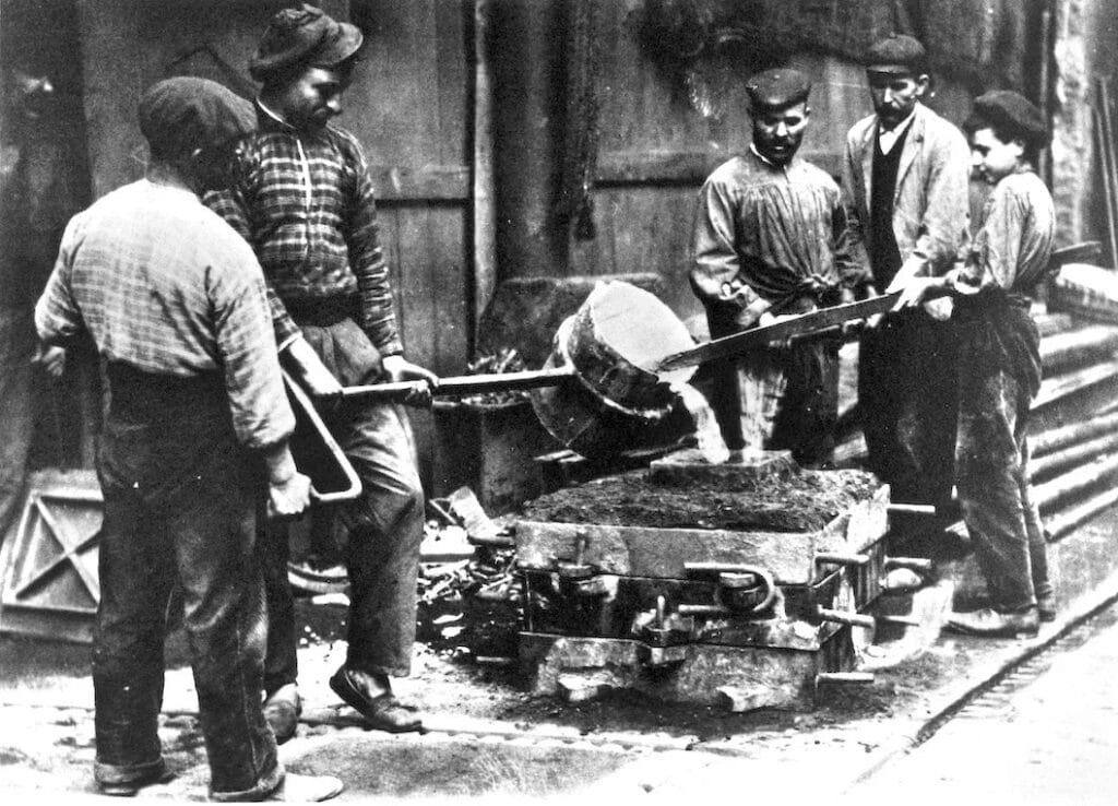 personas trabajando antiguamente en la fundición