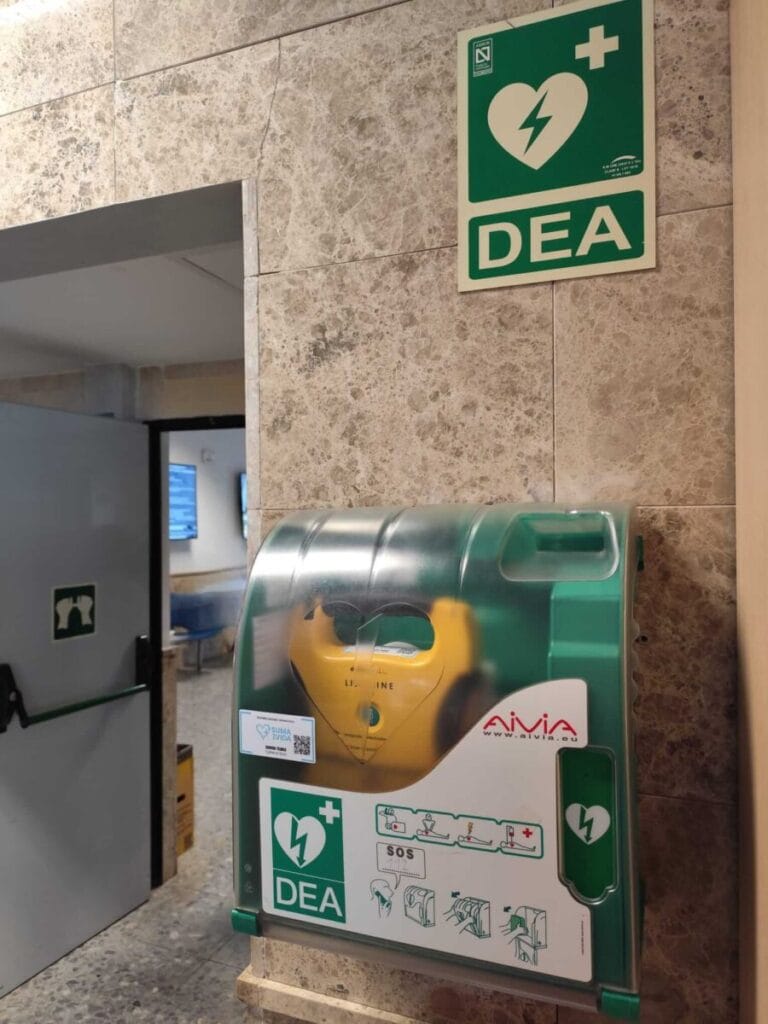 Equipo Defibtech Lifeline instalado en vitrina AIVIA