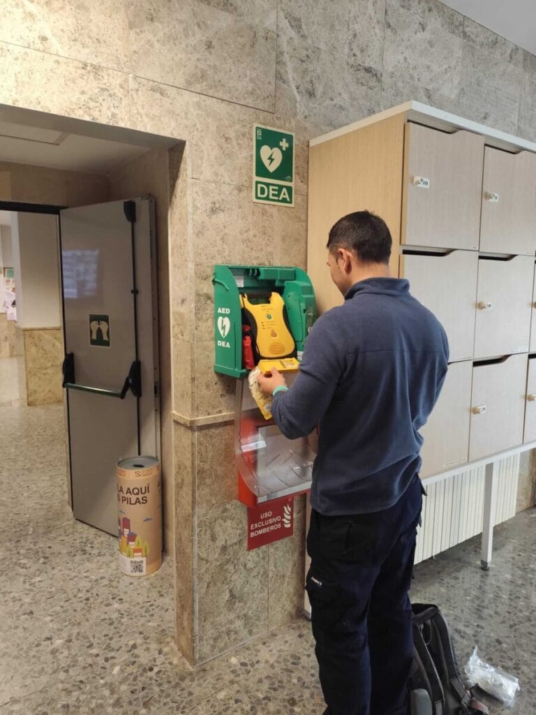 Servicio de mantenimiento técnico para desfibriladores y DEA/ DESA