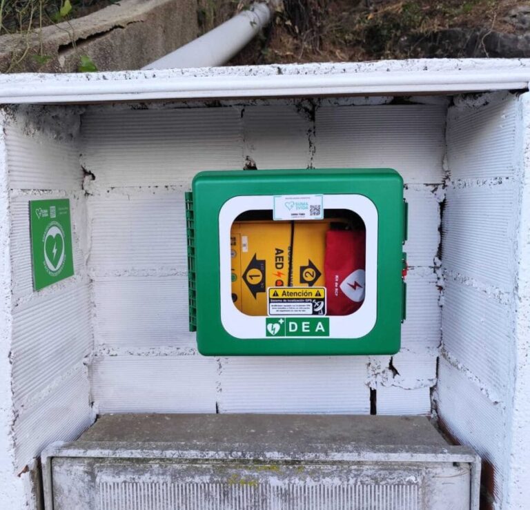 DEA instalado en la calle en Ador