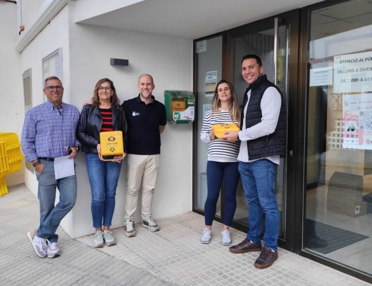 Suma una Vida hace entrega de los nuevos desfibriladores DEA al ayuntamiento de Ador