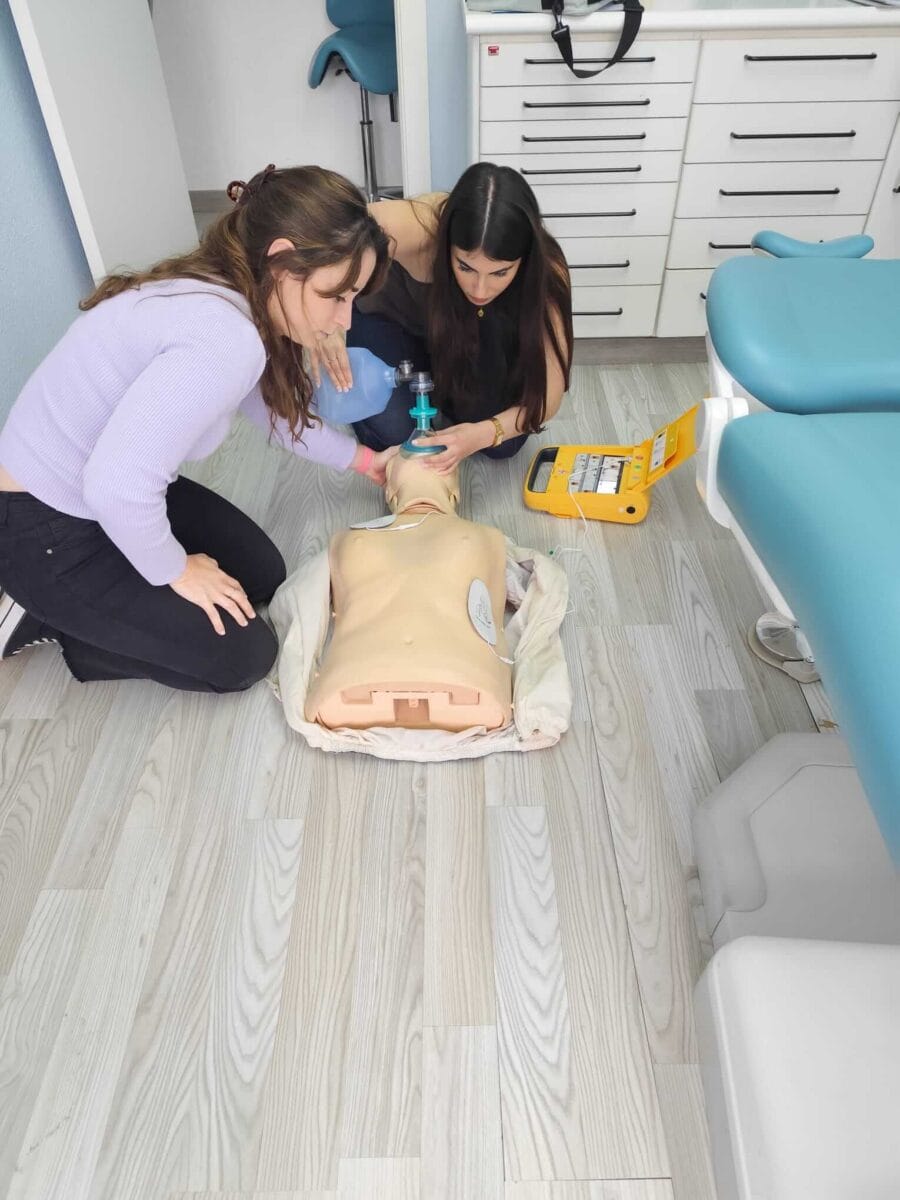 Formación práctica en RCP y uso del DEA | Suma una Vida Alumnas practicando RCP y uso del DEA en una formación de Suma una Vida