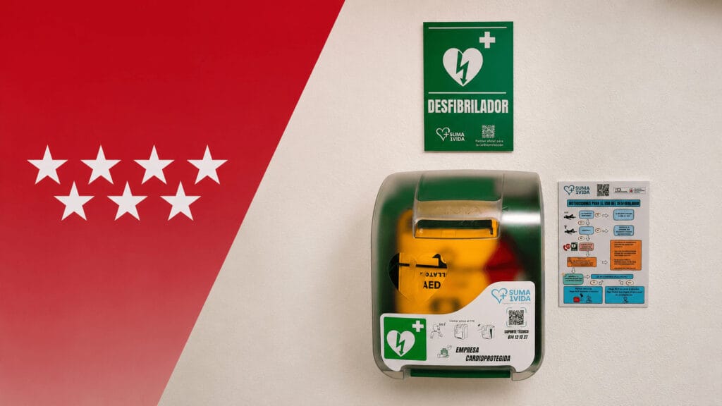 Desfibrilador DEA instalado en pared junto a señalización e instrucciones de uso, con diseño inspirado en la Comunidad de Madrid para artículo sobre normativa de desfibriladores.