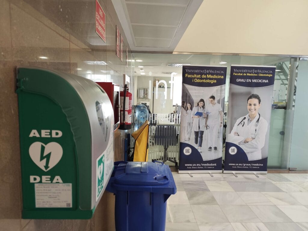 Desfibrilador instalado en la Facultad de Medicina y Odontología de la Universitat de València