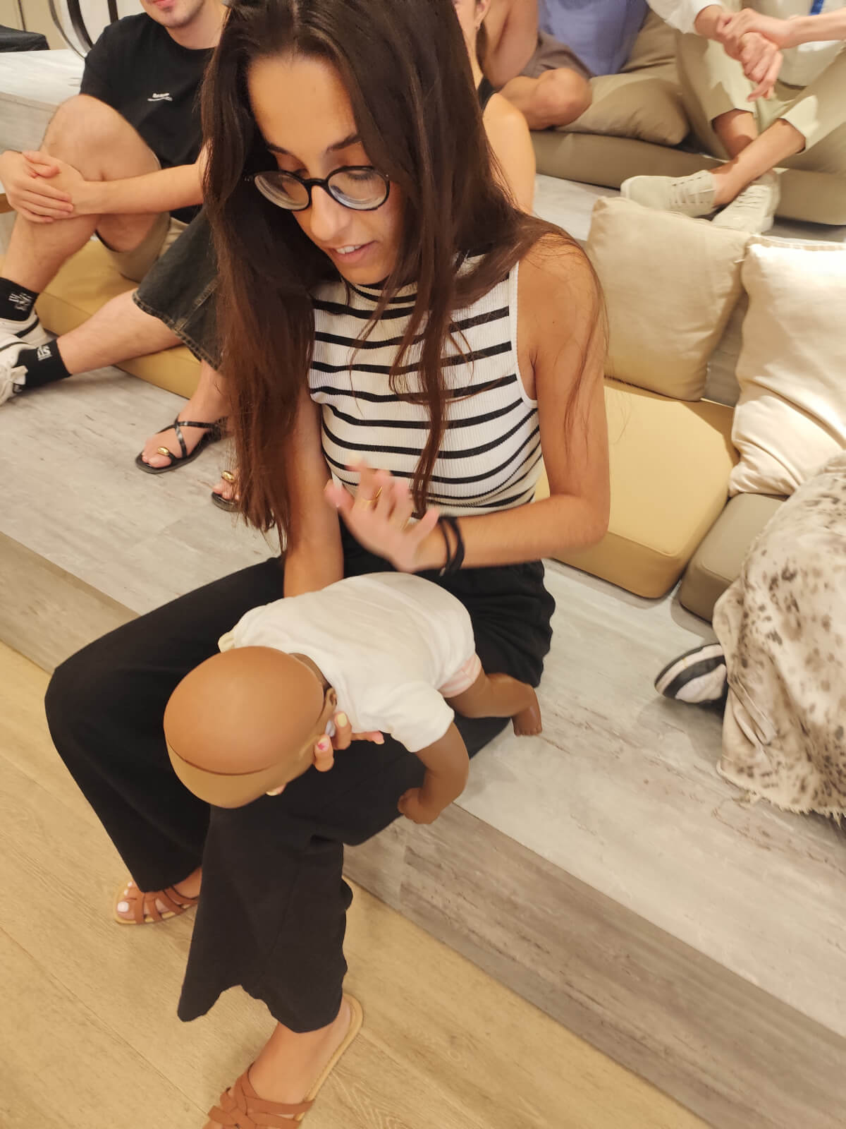 Práctica pediátrica durante la formación de Soporte Vital Básico en Novotel Valencia