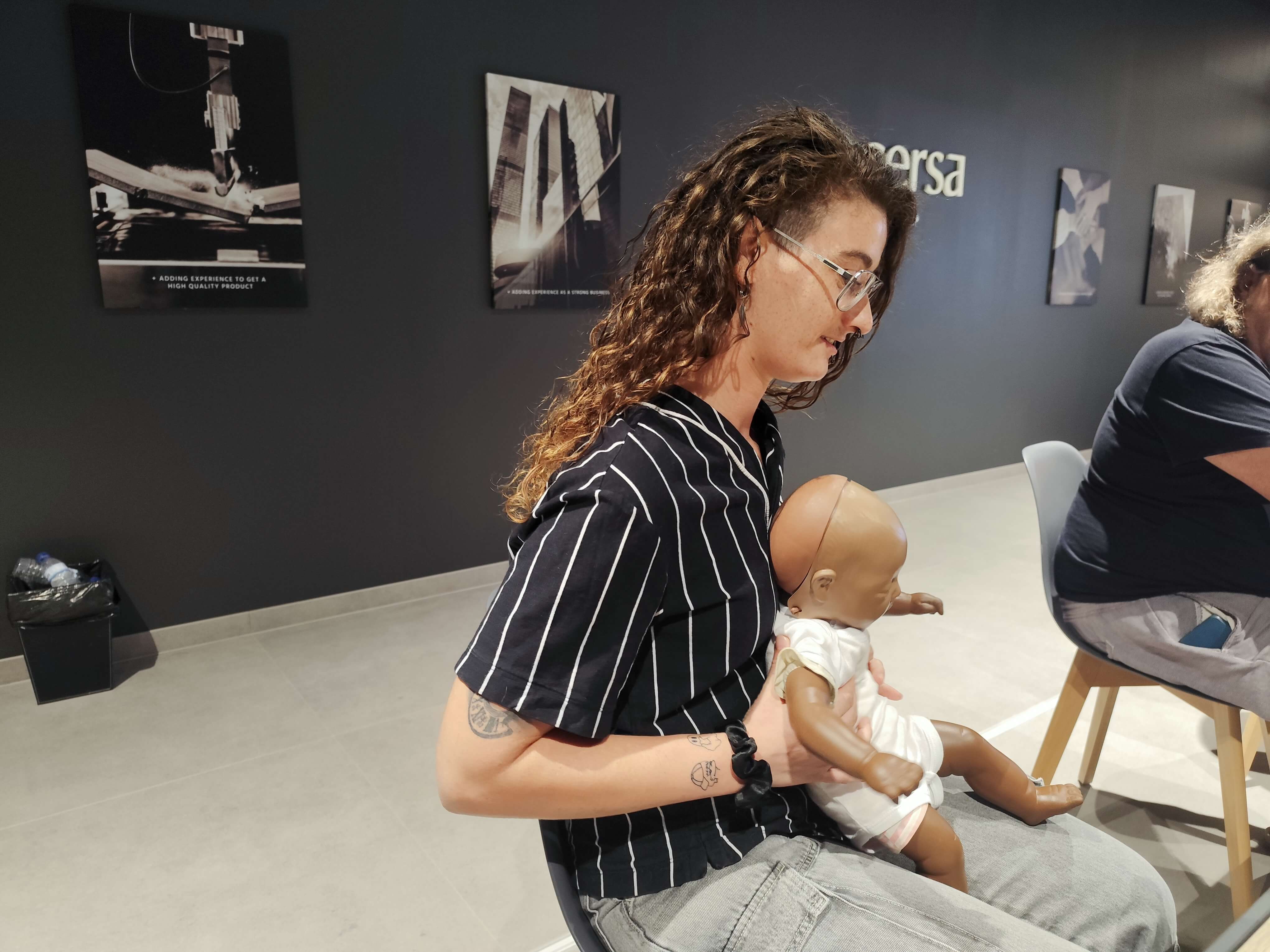 Práctica con maniquí pediátrico durante formación para trabajadores