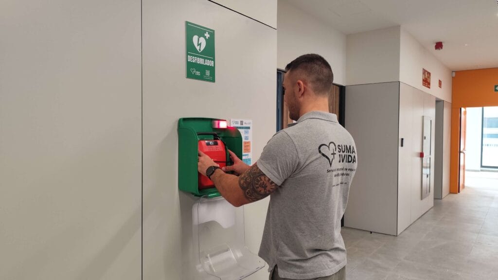 Técnico de Suma una Vida realizando la instalación de un desfibrilador en la Universitat de València