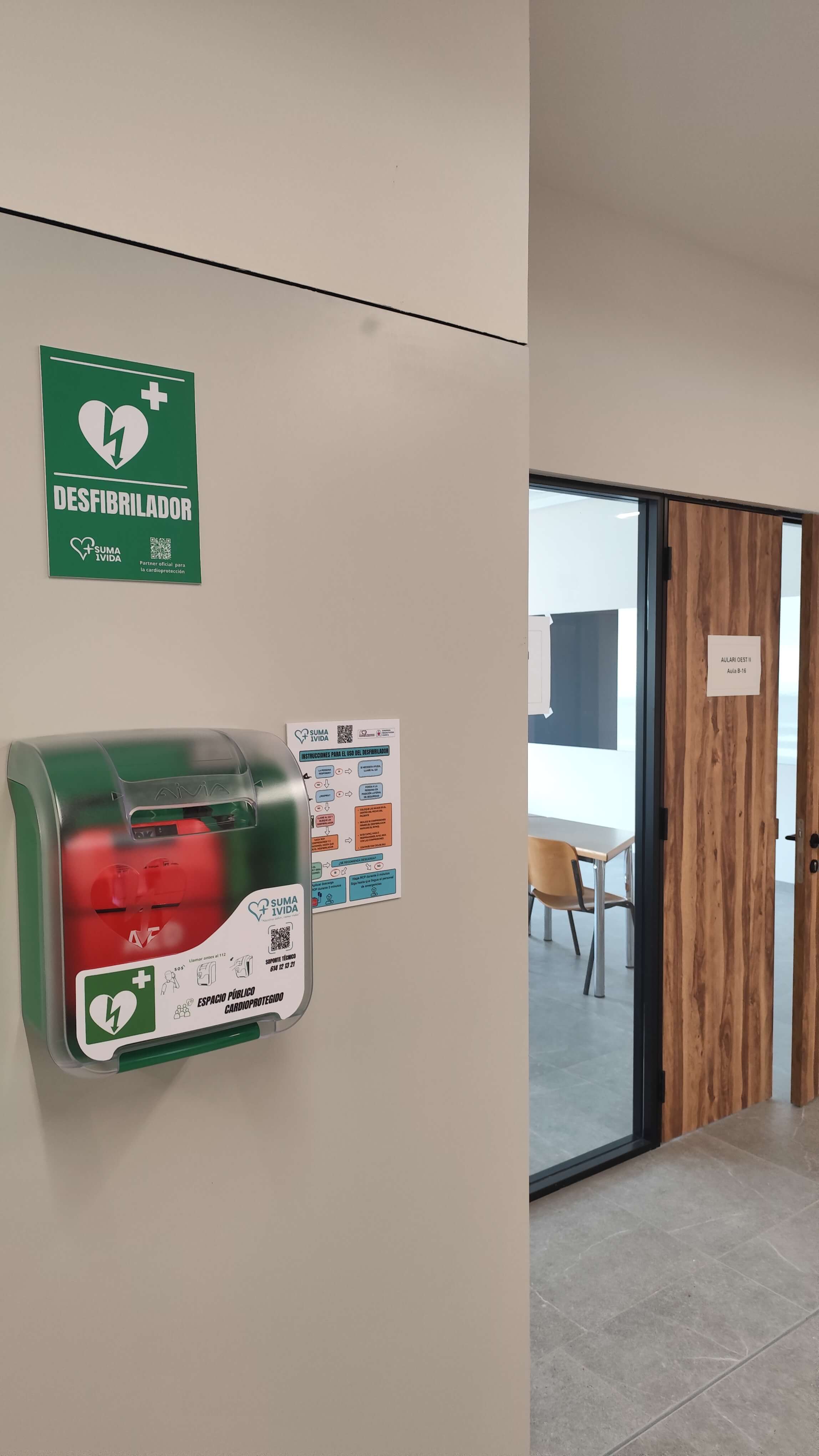 Desfibrilador Primedic HeartSave Y instalado en el Aulari Oest II de la Universitat de València