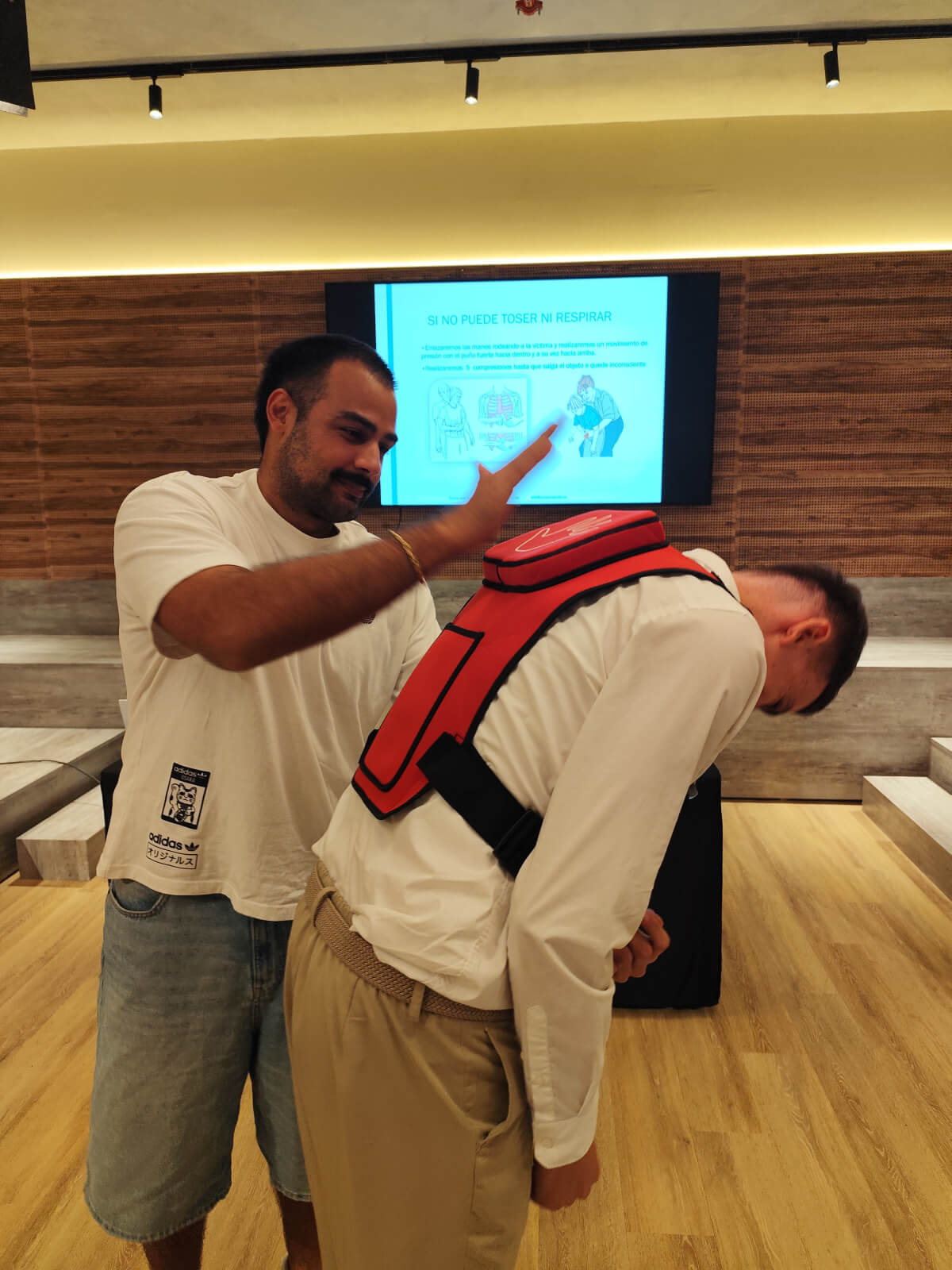 Práctica de actuación ante atragantamientos durante la formación en Novotel Valencia