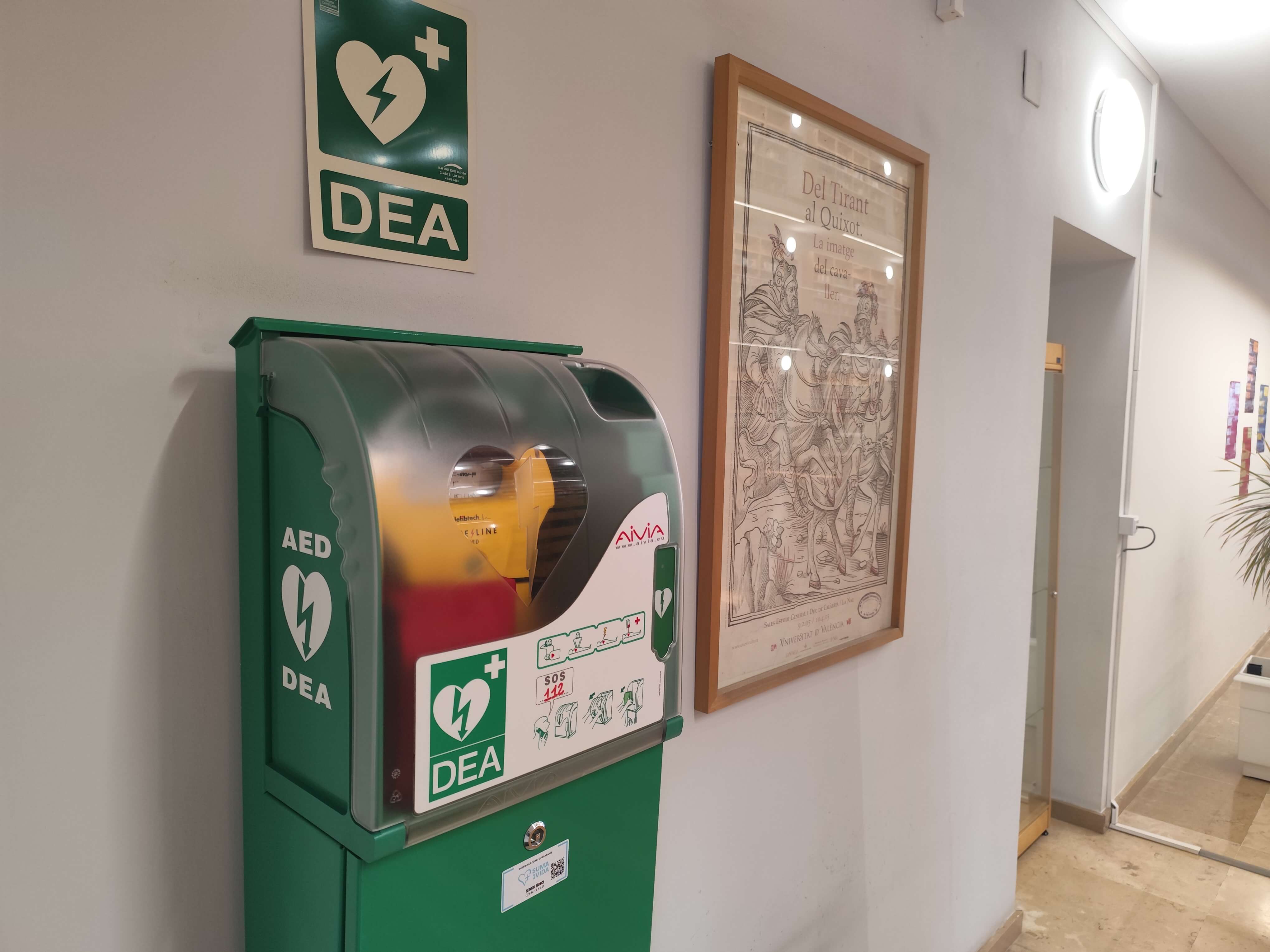 Punto cardioprotegido con desfibrilador y señalización en la Universitat de València