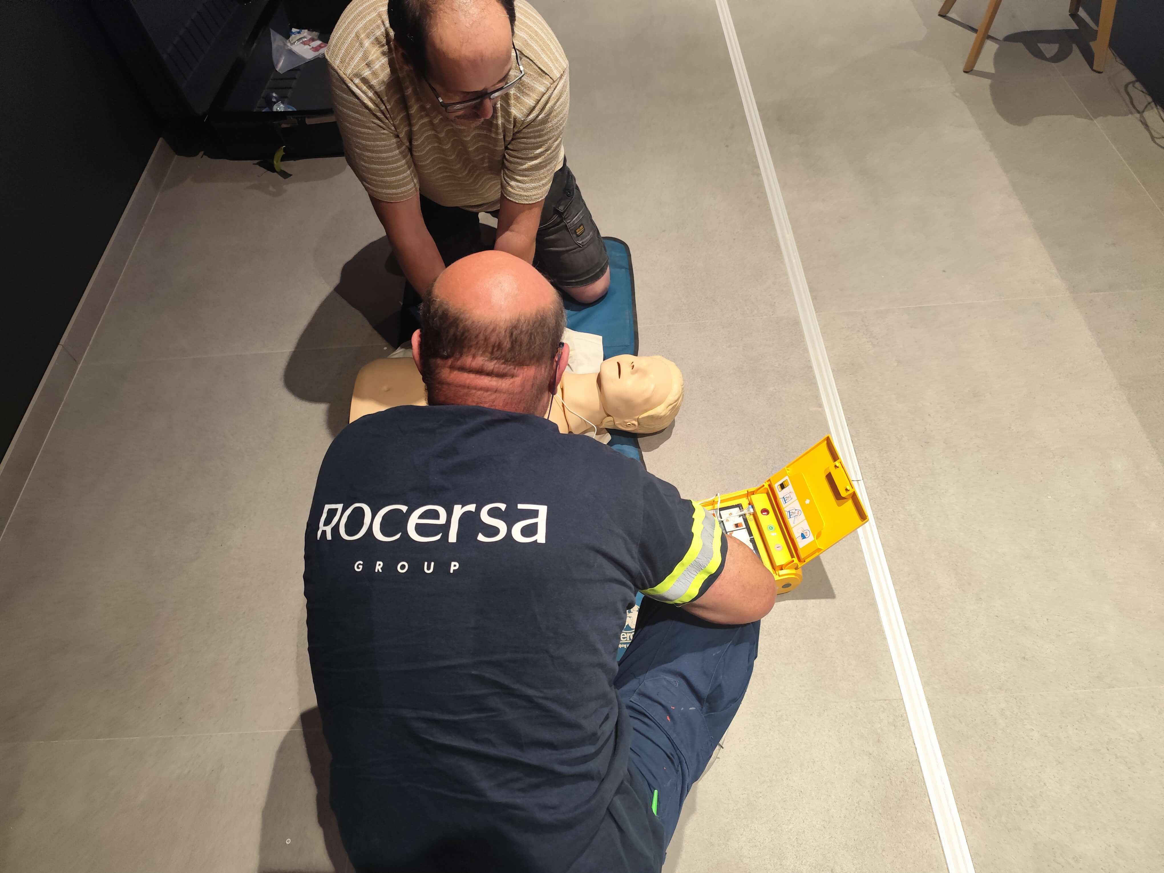 Trabajadores de Rocersa practicando RCP y utilización del desfibrilador DEA