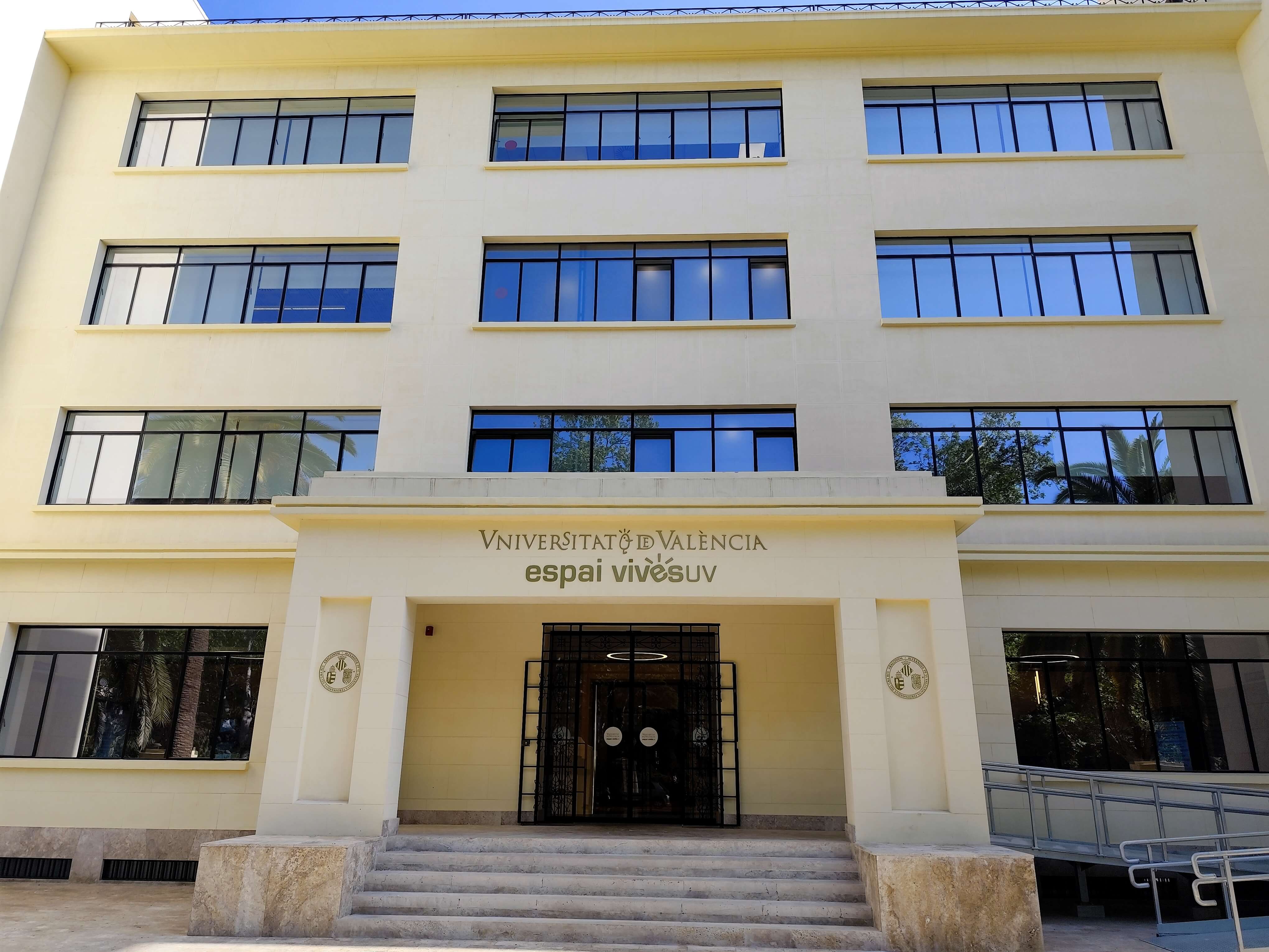 Espai Vives de la Universitat de València dentro del proyecto de mantenimiento de desfibriladores