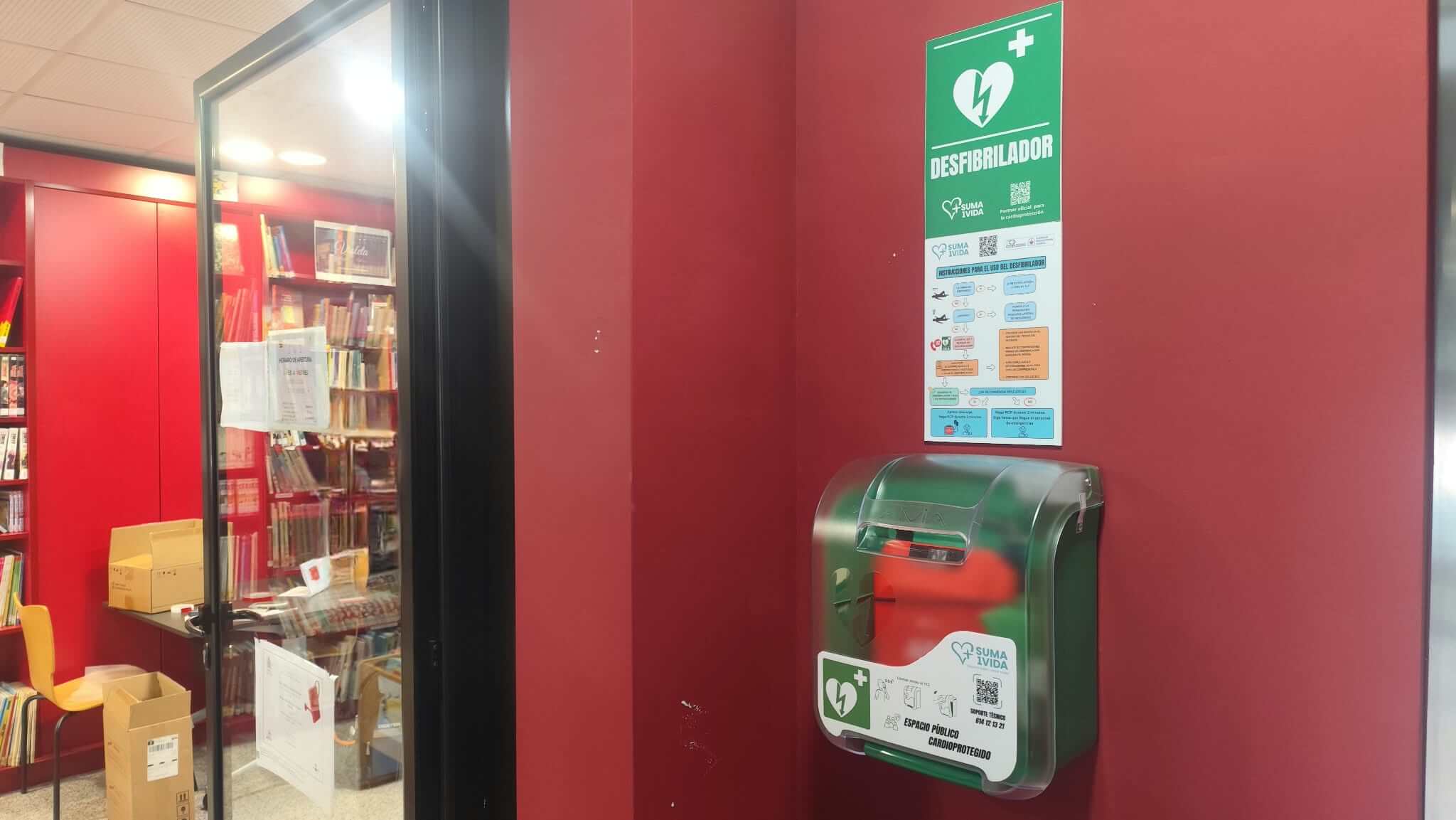 Desfibrilador Primedic HeartSave Y con cabina instalado en un edificio municipal de Benaguasil