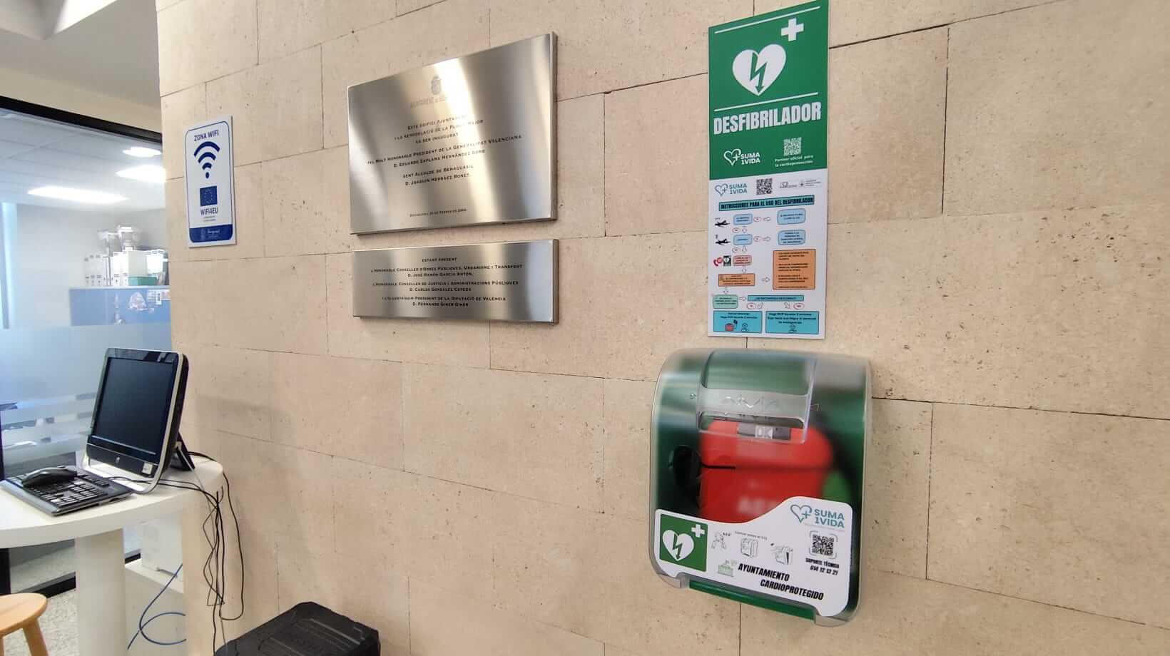 Punto de desfibrilación instalado en un espacio municipal de Benaguasil
