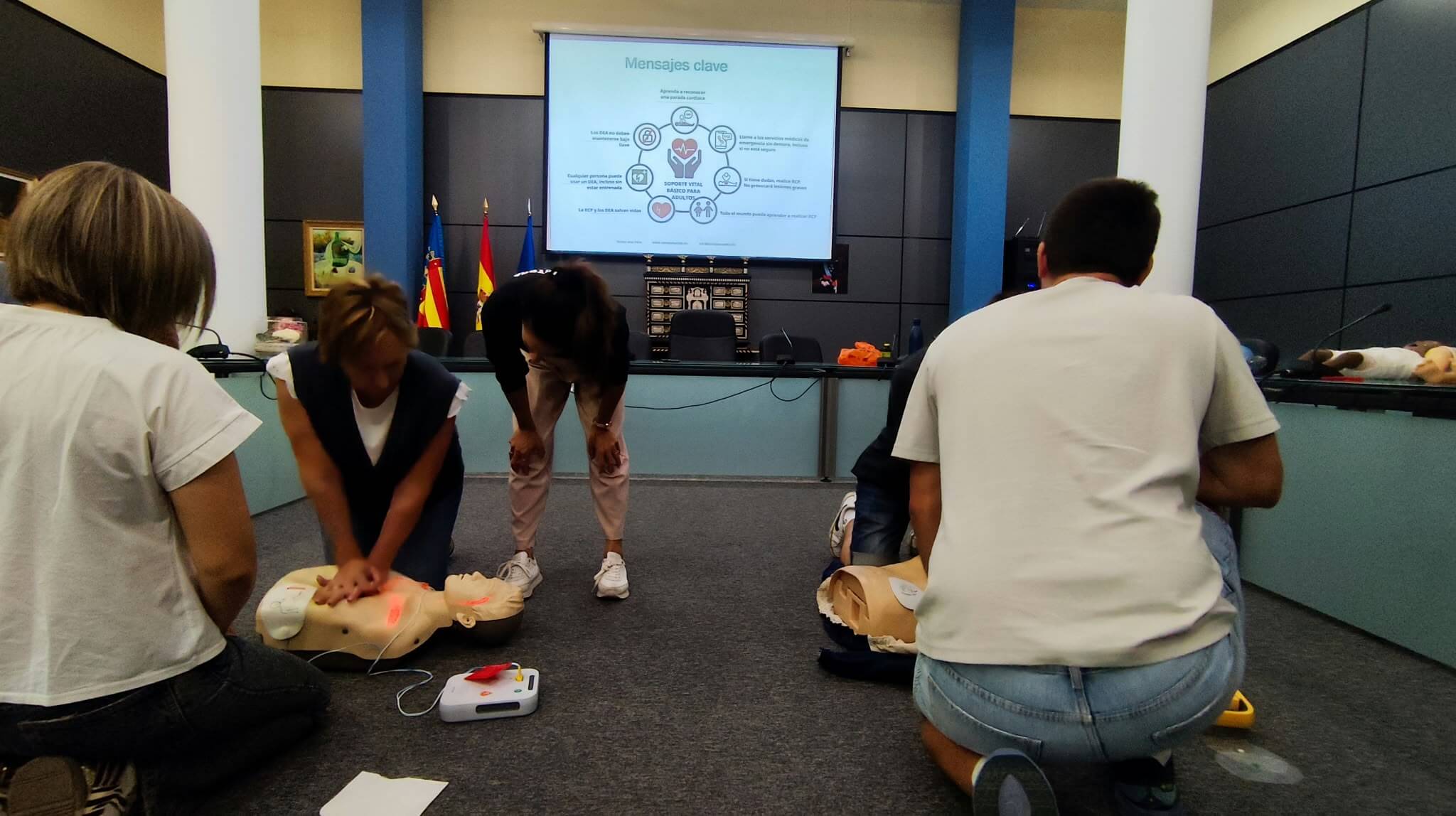 Práctica de RCP con maniquí de adulto durante la formación en Benaguasil