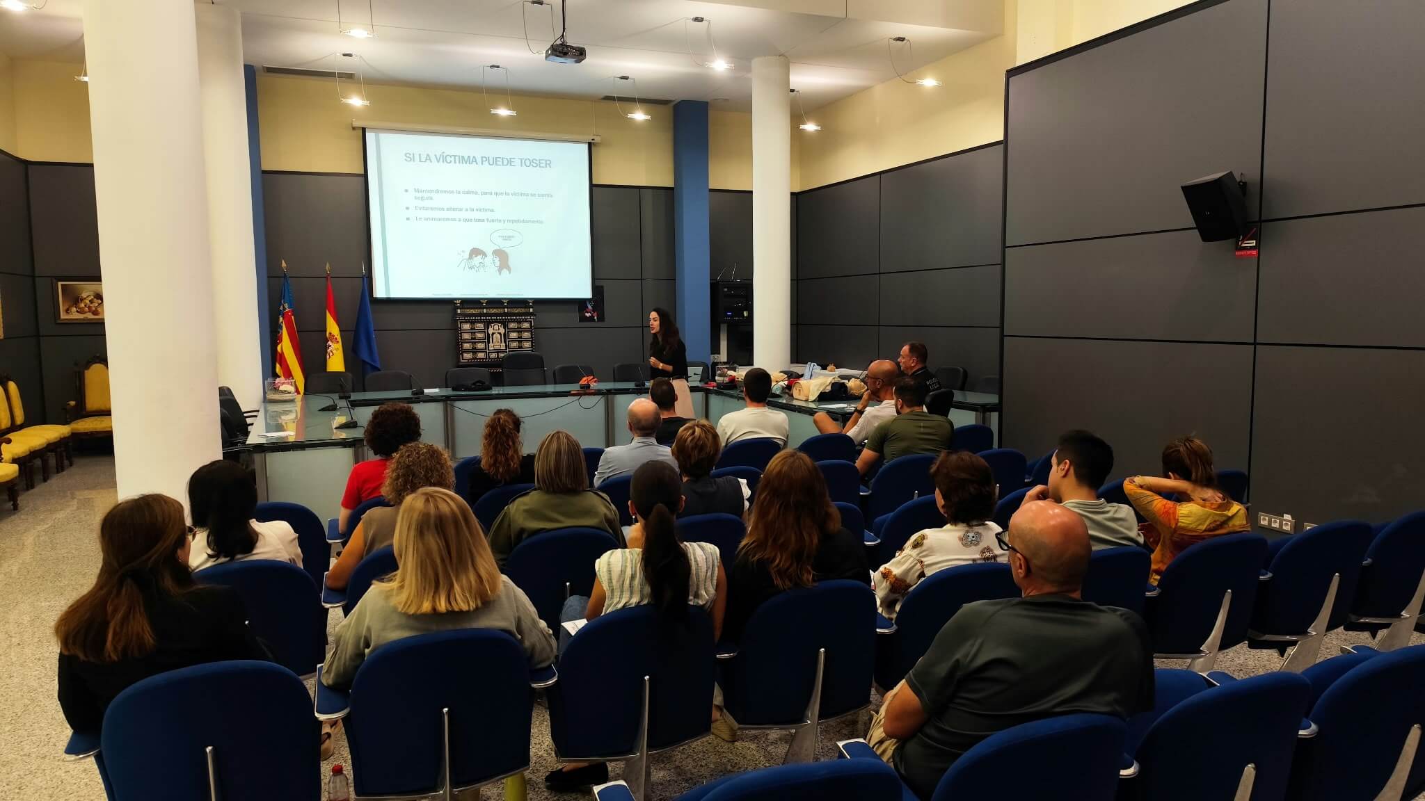 Personal municipal de Benaguasil durante la formación práctica de RCP y uso del desfibrilador impartida por Suma una Vida